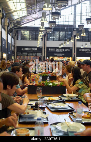 Lisbonne, Portugal, 28 août 2019 : l'heure de la nourriture - marché gourmand place populaire. Mercado da Ribeira Banque D'Images