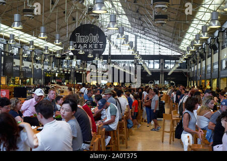 Lisbonne, Portugal, 28 août 2019 : l'heure de la nourriture - marché gourmand place populaire. Mercado da Ribeira Banque D'Images