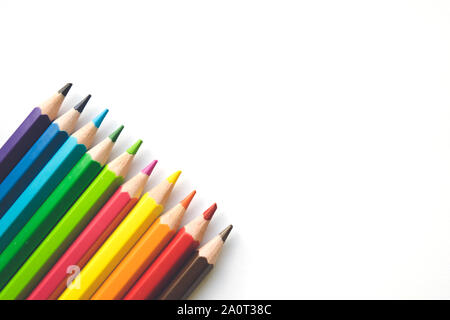 Lignes de crayons de couleur sur papier blanc, l'arrière-plan de l'espace de copie. Les fournitures de bureau, le retour à l'école. Banque D'Images