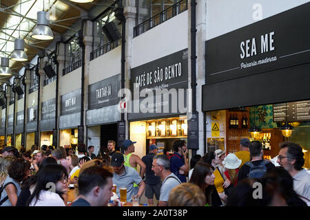 Lisbonne, Portugal, 28 août 2019 : l'heure de la nourriture - marché gourmand place populaire. Mercado da Ribeira Banque D'Images