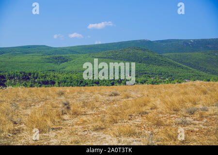 République grecque. Les champs et les montagnes, l'herbe et les arbres. Au loin les montagnes et ciel. 13. Septembre 2019. Banque D'Images