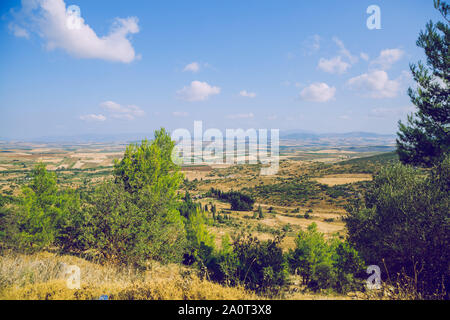 République grecque. Les champs et les montagnes, l'herbe et les arbres. Au loin les montagnes et ciel. 13. Septembre 2019. Banque D'Images