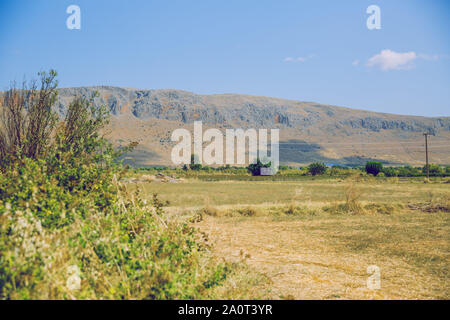 République grecque. Les champs et les montagnes, l'herbe et les arbres. Au loin les montagnes et ciel. 13. Septembre 2019. Banque D'Images