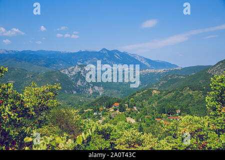 République grecque. Les champs et les montagnes, l'herbe et les arbres. Au loin les montagnes et ciel. 13. Septembre 2019. Banque D'Images