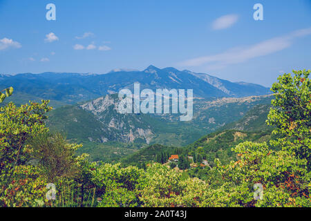 République grecque. Les champs et les montagnes, l'herbe et les arbres. Au loin les montagnes et ciel. 13. Septembre 2019. Banque D'Images