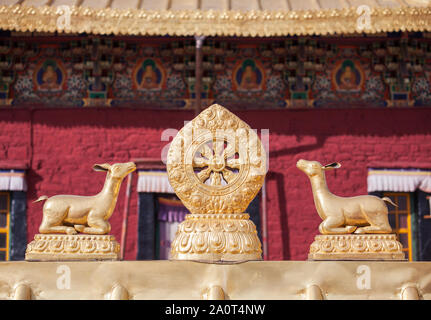 2019 Une image de la roue de la vie symbole bouddhiste, temple Ramoche à Lhassa, Tibet Banque D'Images