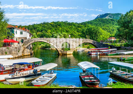 Bateaux près de Stari Most sur la rivière Crnojevica au Monténégro Banque D'Images
