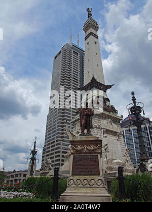 Sculpture en bronze de l'ancien gouverneur de l'Indiana James Whitcomb sur les soldats et marins Monument, Indianapolis, Indiana, USA, le 26 juillet 2019, © Katharine Andr Banque D'Images