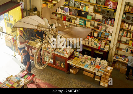 Lisbonne, Portugal - 28 août 2019 : "Librairie Livraria Ler Devagar' dans la LX factory - célèbre loft créatif à Lisbonne Banque D'Images