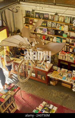 Lisbonne, Portugal - 28 août 2019 : "Librairie Livraria Ler Devagar' dans la LX factory - célèbre loft créatif à Lisbonne Banque D'Images