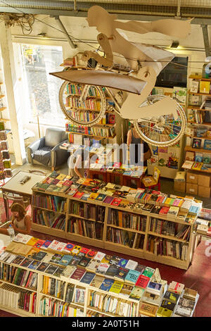 Lisbonne, Portugal - 28 août 2019 : "Librairie Livraria Ler Devagar' dans la LX factory - célèbre loft créatif à Lisbonne Banque D'Images