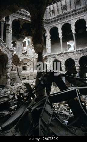 31 mai 1993 pendant le siège de Sarajevo : l'intérieur de l'holocauste à la National Art Gallery et de la bibliothèque sur Obala Kulina bana. Aujourd'hui, c'est l'Hôtel de ville de Sarajevo. Banque D'Images