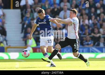 Liverpool, Royaume-Uni. Sep 21, 2019. John Fleck de Sheffield United (r) recule Seamus Coleman d'Everton. Premier League, Everton v Sheffield United à Goodison Park à Liverpool le samedi 21 septembre 2019. Cette image ne peut être utilisé qu'à des fins rédactionnelles. Usage éditorial uniquement, licence requise pour un usage commercial. Aucune utilisation de pari, de jeux ou d'un seul club/ligue/dvd publications. Photos par Chris Stading/Andrew Orchard la photographie de sport/Alamy live news Crédit : Andrew Orchard la photographie de sport/Alamy Live News Banque D'Images