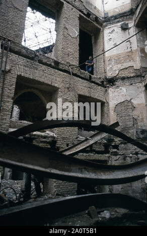 31 mai 1993 pendant le siège de Sarajevo : l'intérieur de l'holocauste à la National Art Gallery et de la bibliothèque sur Obala Kulina bana. Aujourd'hui, c'est l'Hôtel de ville de Sarajevo. Banque D'Images