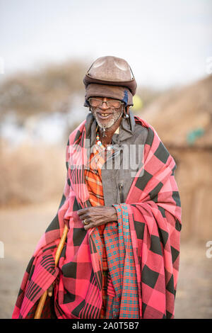 Arusha, Tanzanie, le 7 septembre 2019 : vieux homme Massaï en vêtements traditionnels, Banque D'Images