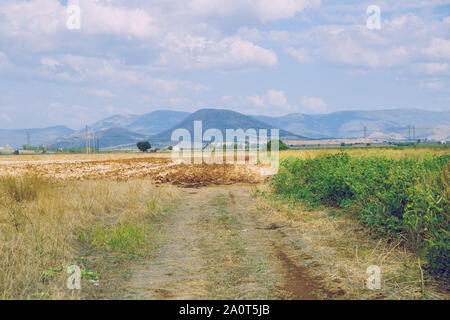 République grecque. Les champs et les montagnes, l'herbe et les arbres. Au loin les montagnes et ciel. 13. Septembre 2019 Banque D'Images