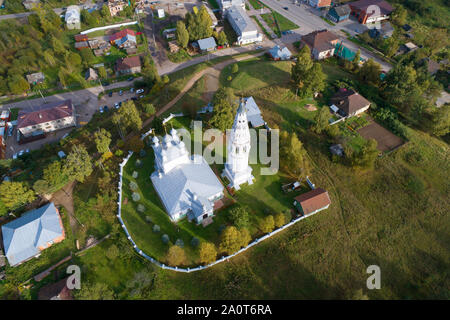 Vue du haut de la cathédrale de la Transfiguration sur un après-midi de septembre (aerial survey). Sudislavl, Russie Banque D'Images