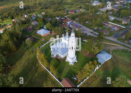 Vue de la transfiguration de la cathédrale du Sauveur sur une après-midi de septembre (prise de vue d'un quadrocopter). Sudislavl, Kostroma region Banque D'Images