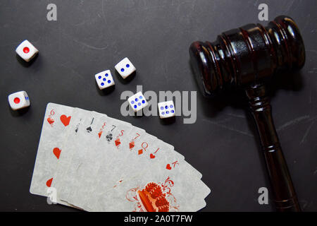 Ensemble de cartes à jouer et de marteau isolé sur fond noir concept casino. Banque D'Images