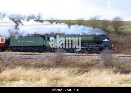 La vitesse d'une locomotive à vapeur à travers la campagne dans le comté de Durham, Angleterre, Royaume-Uni. Banque D'Images