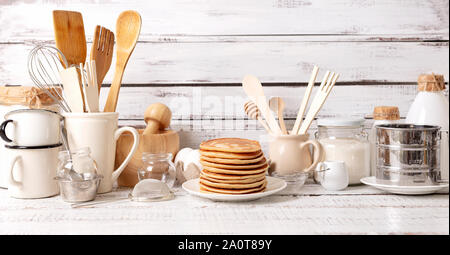 La cuisson des crêpes. Ingrédients, vaisselle et ustensiles de cuisine pour des crêpes. Focus sélectif. Banque D'Images