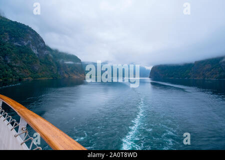 Queen Mary 2 voiles lentement le long de l'Aurlandsfjord pour vers Flam en Norvège tôt le matin Banque D'Images