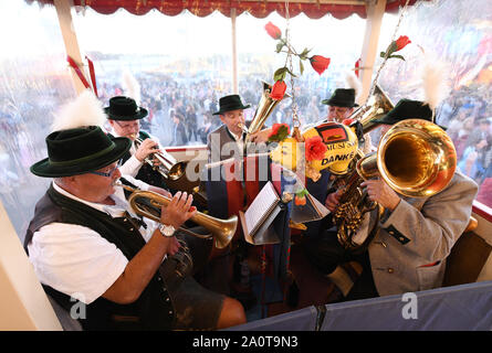 Munich, Allemagne. Sep 21, 2019. Début de l'Oktoberfest. Une fanfare jouant dans un fort à un rideside. Le plus grand festival de musique folklorique dans le monde dure jusqu'au 6 octobre. Credit : Tobias Hase/dpa/Alamy Live News Banque D'Images