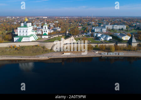 PSKOV, RUSSIE - Octobre 2018 : Panorama de la partie centrale de l'oblast de Pskov, dans l'automne doré (aerial survey) Banque D'Images