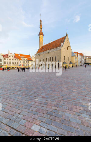 TALLINN, ESTONIE - 22 avril 2019 : Peu de gens à pied sur grand place de l'hôtel de ville dans la vieille ville de Tallinn, l'Estonie en avril 2019 Banque D'Images