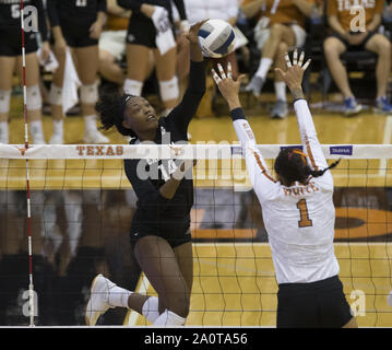 Austin, Texas, États-Unis. Sep 20, 2019. Texas A&M Aggies côté opposé de cogneur TREYAUNNA RUSH (14) au cours d'un jeu de volley-ball NCAA entre le Texas et Texas A&M à Gregory Gymnasium à Austin, Texas, le 20 septembre 2019. Crédit : Scott Coleman/ZUMA/Alamy Fil Live News Banque D'Images