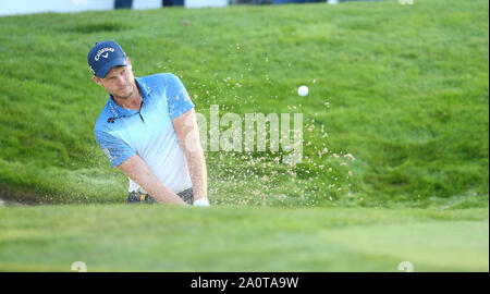 Wentworth Golf Club, Virginia Water, UK. 21 septembre 2019. Danny Willett d'Angleterre joue hors du bunker au 18e trou pendant 3 jours à la BMW PGA Championship. Usage éditorial uniquement. Crédit : Paul Terry/Alamy. Crédit : Paul Terry Photo/Alamy Live News Banque D'Images