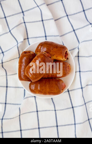 Saucisse de boeuf maison kolache sur une plaque blanche, vue du dessus. Mise à plat, les frais généraux, d'en haut. Banque D'Images