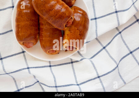 Saucisse de boeuf maison kolache sur une plaque blanche, vue du dessus. Mise à plat, les frais généraux, d'en haut. Copier l'espace. Banque D'Images