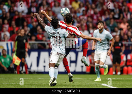 Madrid. L'Espagne. 21 septembre 2019, Wanda Stade Metropolitano, Madrid, Espagne ; La Liga, l'Atletico de Madrid et Real Club Celta de Vigo ; Diego Costa (Atletico de Madrid) gagne le contrôle de la balle de Joseph Aidoo (Celta de Vigo) Credit : Action Plus Sport Images/Alamy Live News Banque D'Images