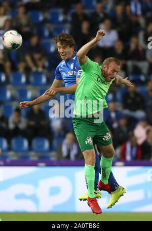 Genk, en Belgique. Sep 21, 2019. Sander Berge du KRC Genk batailles pour la balle avec Kevin Vandendriessche de KV Oostende pendant la Jupiler Pro League match day 8 entre KRC Genk et KV Oostende le 21 septembre 2019 à Genk, en Belgique. (Photo de Vincent Van Crédit : Pro Shots/Alamy Live News Banque D'Images