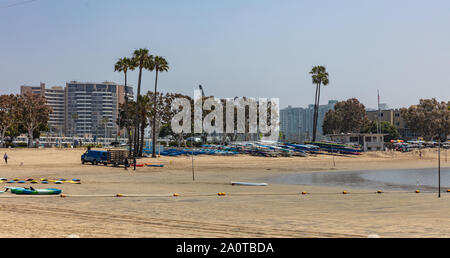 Los Angeles, Californie, États-Unis. Le 30 mai 2019. La plage de Marina del Rey, école de surf et planches sur le sable, le ciel bleu, le printemps ensoleillé Banque D'Images