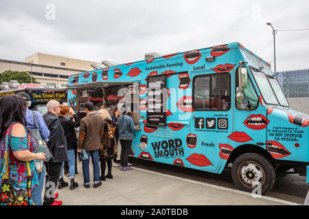 Los Angeles, Californie, États-Unis. Le 2 juin 2019. L'alimentation de rue. Camion alimentaire et les gens qui attendent dans le centre-ville Banque D'Images