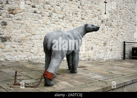 La sculpture de l'ours polaire sur le fil à la Tour de Londres Banque D'Images