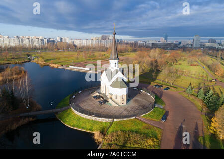 L'église de Saint Georges le victorieux dans Parc Pulkovo le long d'une journée de novembre (coup de quadcopter). Saint-pétersbourg, Russie Banque D'Images