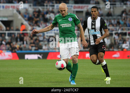 Newcastle, Royaume-Uni. Sep 21, 2019. Brighton & Hove Albion Aaron Mooy est en concurrence pour le bal avec Newcastle United's Isaac Hayden au cours de la Premier League match entre Newcastle United et Brighton and Hove Albion à St James Park, Newcastle Le samedi 21 septembre 2019. (Crédit : Steven Hadlow | MI News) photographie peut uniquement être utilisé pour les journaux et/ou magazines fins éditoriales, licence requise pour l'usage commercial Crédit : MI News & Sport /Alamy Live News Banque D'Images