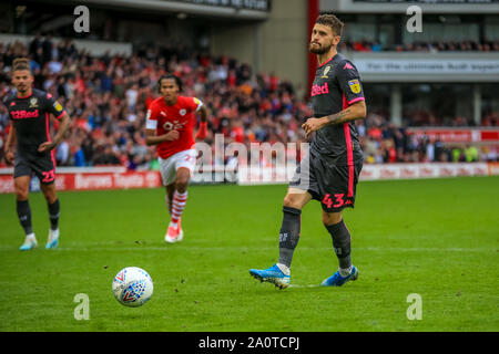 15 septembre 2019, Oakwell, Barnsley, Angleterre ; Sky Bet Championship Football, Barnsley vs Leeds United ; Mateusz Klich (43) de Leeds United marque une pénalité pour le rendre 0-2 Crédit : Craig Milner/News Images images Ligue de football anglais sont soumis à licence DataCo Banque D'Images