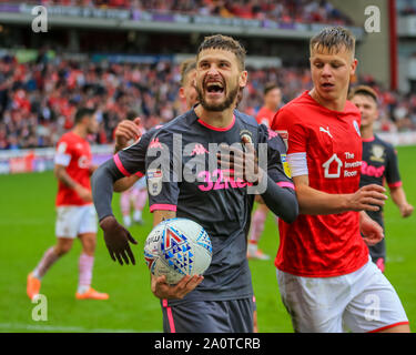 15 septembre 2019, Oakwell, Barnsley, Angleterre ; Sky Bet Championship Football, Barnsley vs Leeds United ; Mateusz Klich (43) de Leeds United fête son but de pénalité pour le rendre 0-2 Crédit : Craig Milner/News Images images Ligue de football anglais sont soumis à licence DataCo Banque D'Images