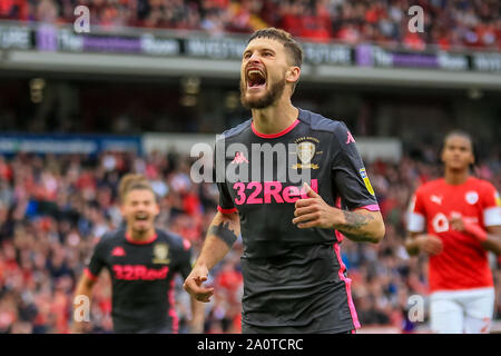 15 septembre 2019, Oakwell, Barnsley, Angleterre ; Sky Bet Championship Football, Barnsley vs Leeds United ; Mateusz Klich (43) de Leeds United fête son but de pénalité pour le rendre 0-2 Crédit : Craig Milner/News Images images Ligue de football anglais sont soumis à licence DataCo Banque D'Images