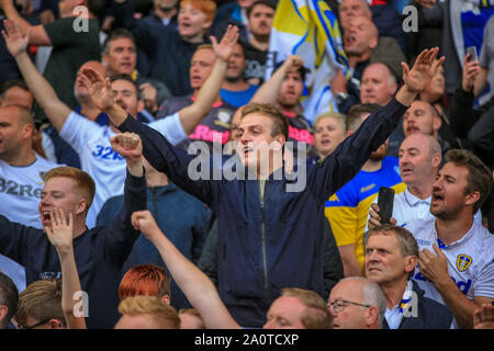 15 septembre 2019, Oakwell, Barnsley, Angleterre ; Sky Bet Championship Football, Barnsley vs Leeds United ; Leeds fans célèbrent leur premier but par Eddie Nketiah Crédit : Craig Milner/News Images images Ligue de football anglais sont soumis à licence DataCo Banque D'Images