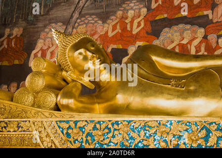 La sculpture du Bouddha couché près. Wat Bowonniwet Vihara, Bangkok Banque D'Images