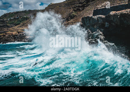 Grosse vague sur la côte rocheuse de concassage - vagues rochers frappés à terre - Banque D'Images