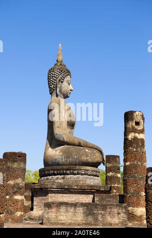 Vue de profil d'une ancienne sculpture Bouddha sur les ruines de la Wat Chana Songkram temple. Sukhothai, Thaïlande Banque D'Images