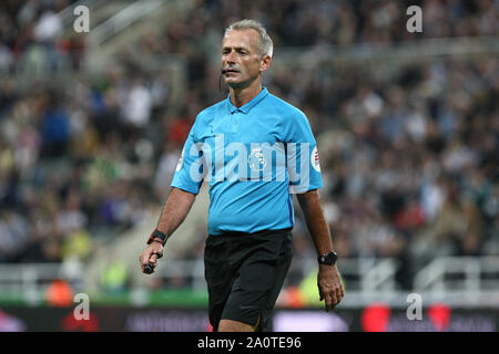 Newcastle, Royaume-Uni. Sep 21, 2019. Match arbitre Martin Atkinson au cours de la Premier League match entre Newcastle United et Brighton and Hove Albion à St James Park, Newcastle Le samedi 21 septembre 2019. (Crédit : Steven Hadlow | MI News) photographie peut uniquement être utilisé pour les journaux et/ou magazines fins éditoriales, licence requise pour l'usage commercial Crédit : MI News & Sport /Alamy Live News Banque D'Images