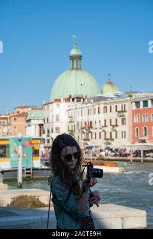 Touriste à prendre des photos en face de la coupole de l'église San Simeon Piccolo, Venise, Italie Banque D'Images