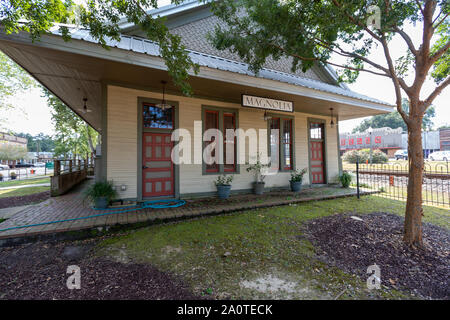 Magnolia, MS - USA, le 17 septembre 2019 : Magnolia, Mme Hôtel de ville dans un vieux train depot Banque D'Images